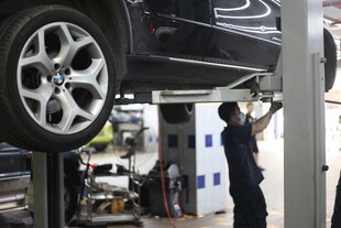 汽车维修技工检修车辆