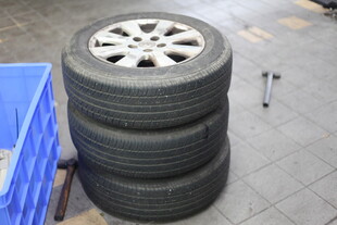 堆叠的汽车轮胎及工具