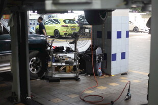 汽车维修车间工作场景