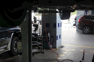 汽车维修车间场景