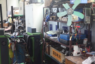 工厂车间内的多样设备