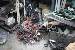 杂乱废旧汽车零部件堆