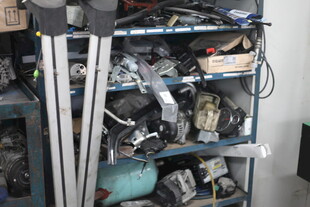 杂乱仓库中的多样机械零件