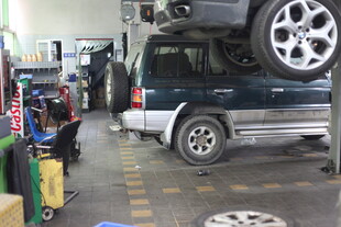 汽车维修车间作业场景