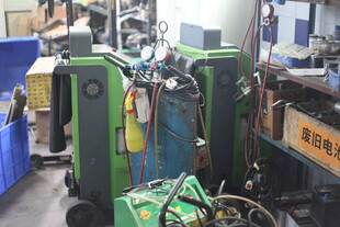 工厂内的注塑机械设备