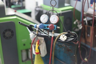 工业设备上的仪表与管线