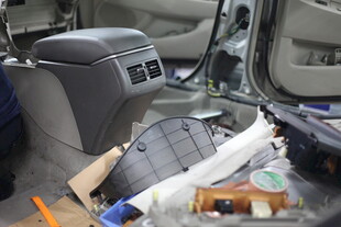 汽车内部扶手箱维修场景