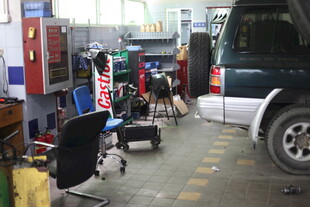 汽车维修车间内景