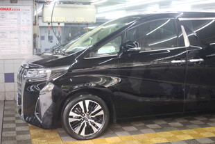 黑色汽车于车间内展示