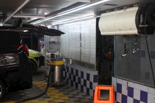 现代化洗车房内部场景