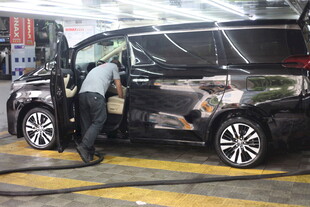 汽车美容店中车辆清洗场景