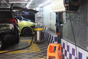 汽车美容店内的维修场景