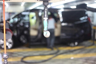 汽车维修车间作业场景