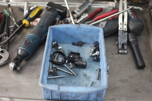 蓝色箱内的多样维修工具