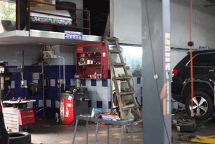 汽车维修车间内部场景