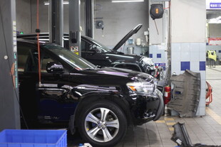 汽车维修车间内的黑色车辆