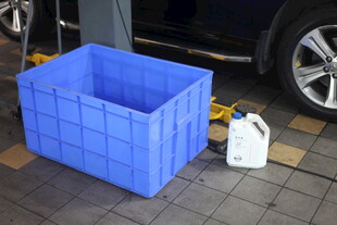 蓝色折叠箱与汽车用品