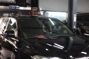 汽车维修车间内的黑色车辆