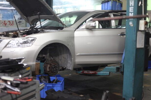 汽车维修车间内的维修场景