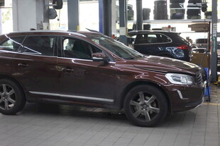 展厅中的深红色SUV汽车