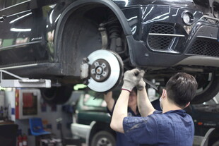 汽车维修工人检修刹车系统