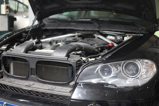 黑色汽车引擎特写