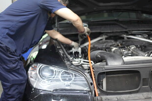 工人检修汽车发动机