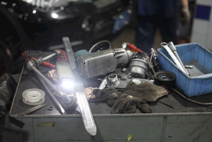 工人专注进行焊接作业