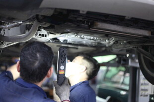 汽车维修工人专注检修