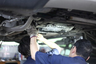 工人维修汽车底盘