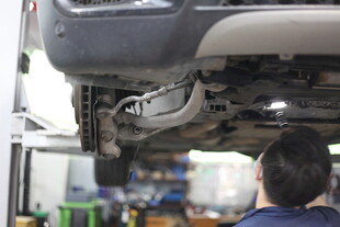 工人检修汽车底盘