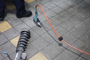 地面上的线缆与设备