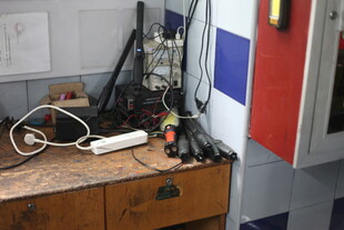 杂乱厨房台面的电器设备