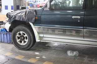 汽车维修中的深色SUV