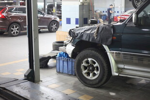 汽车在车间进行维修保养