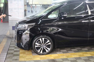 黑色汽车在车间维修保养