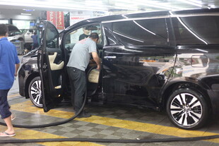 工人为黑色汽车安装配件