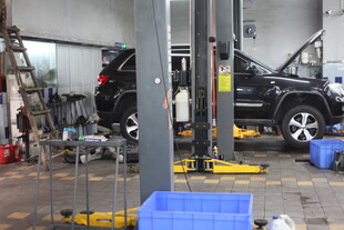 汽车维修车间内景