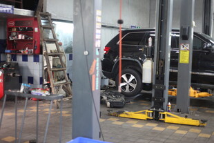 汽车维修车间场景