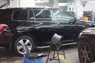 车库中的黑色SUV汽车