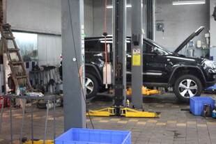 汽车维修车间内景