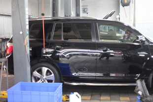 汽车在车间进行维修保养