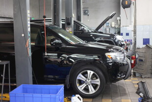 汽车维修车间内的维修场景