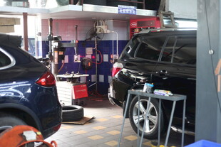 汽车维修车间内景