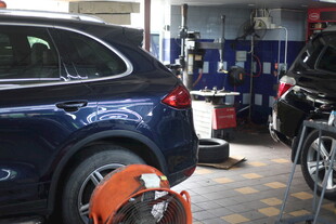 汽车维修车间场景