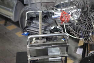 金属推车与风扇设备