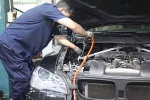 汽修工人专注检修汽车