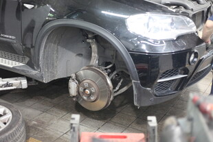 汽车刹车系统维修场景