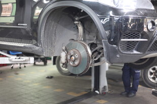 汽车维修中拆卸车轮场景