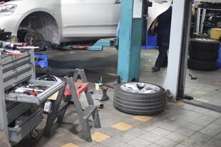 汽车维修车间场景